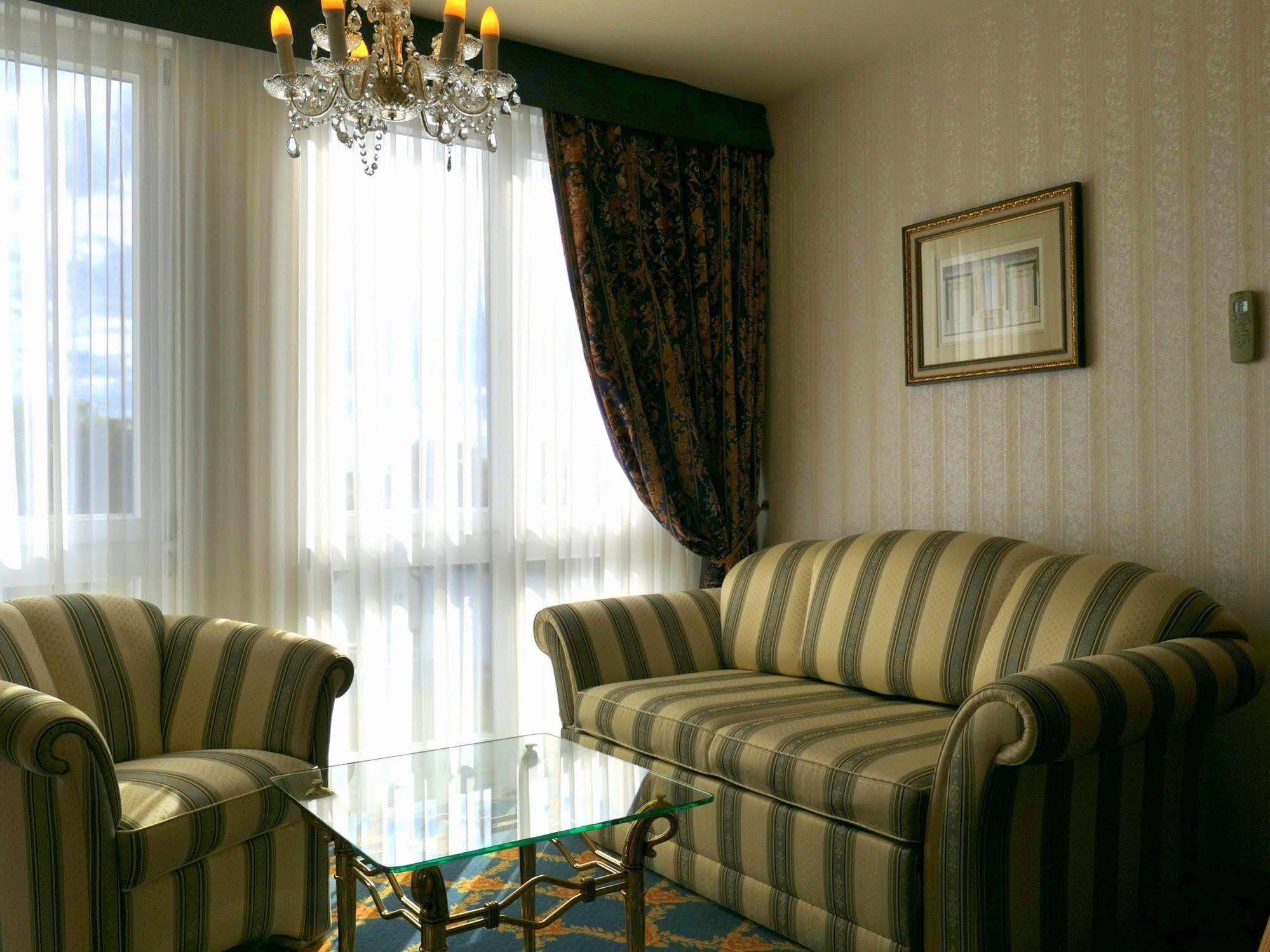 Seetelhotel Ahlbecker Hof Heringsdorf Zewnętrze zdjęcie A living room in a hotel suite