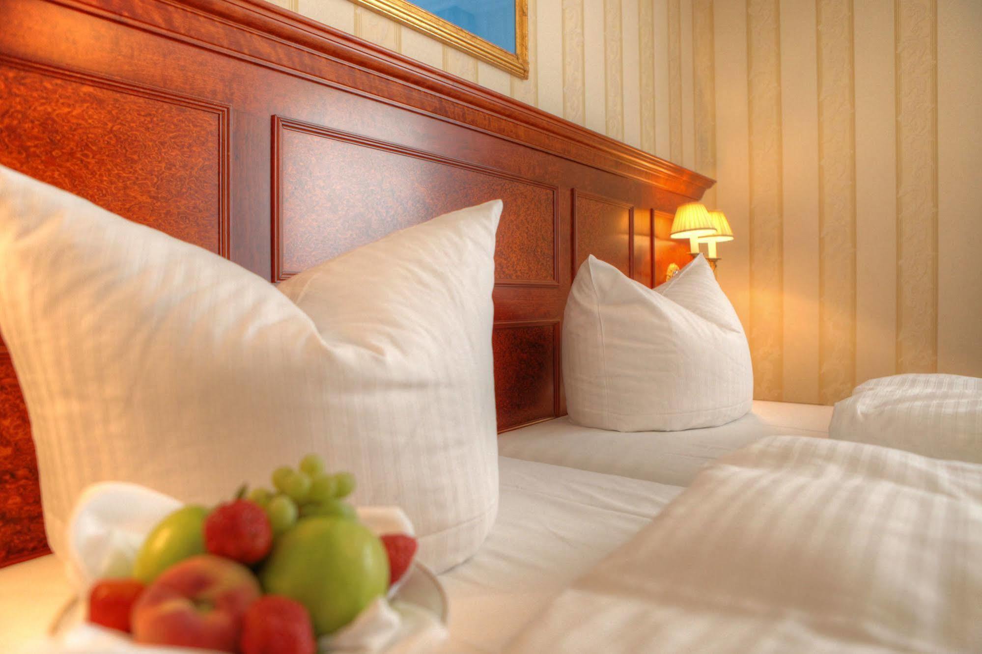 Seetelhotel Ahlbecker Hof Heringsdorf Zewnętrze zdjęcie A bed with pillows